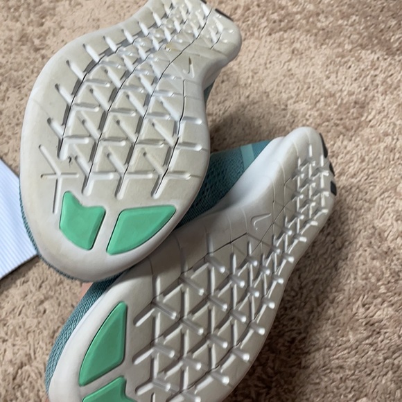 Like New Womens Nike running shoes - Picture 3 of 3